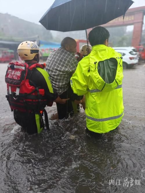 4名青年暴雨中救助倒地流血老人-4名青年暴雨中救助倒地流血老人4名青年暴雨中救助倒地流血老人V.35.23.67.51