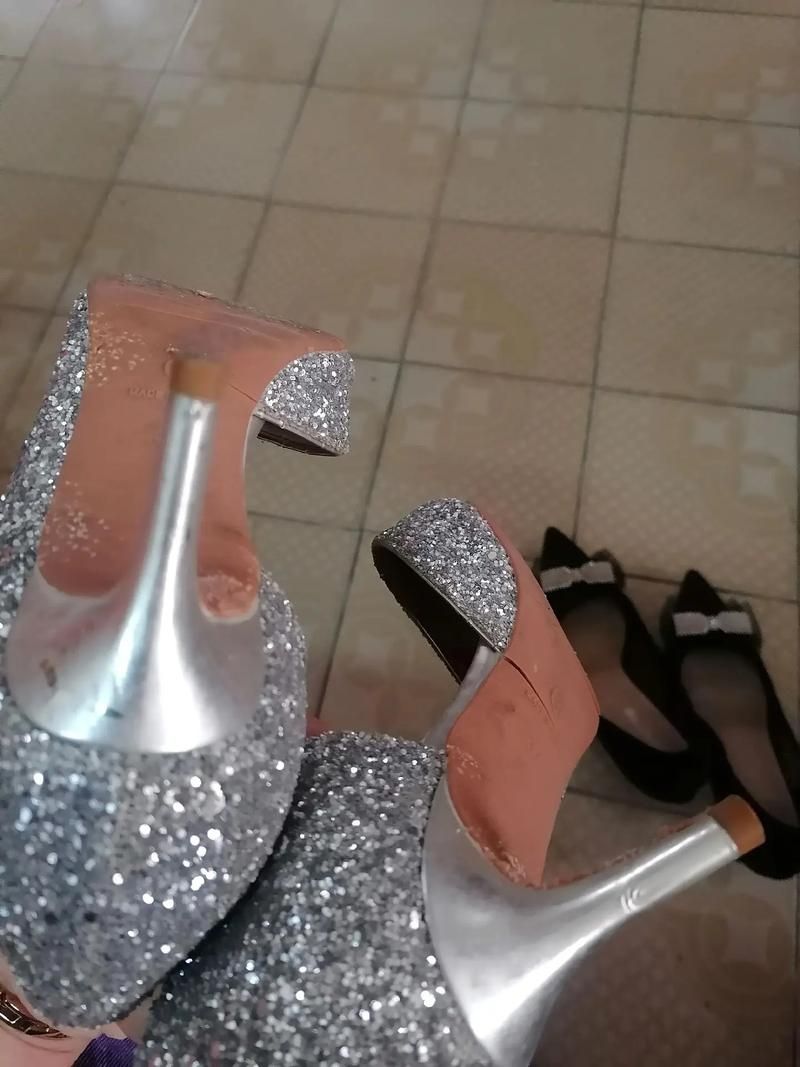 用女同事高跟丝袜内裤打胶：用女同事高跟丝袜内裤打胶其实确实有助手V.53.30.74.45